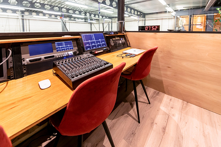 Filmstudio huren met uitzicht op de set vanaf de regiekamer