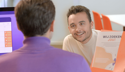 Opnameset met oranje en paarse huisstijlkleuren – videoproductie OOKrecruitment