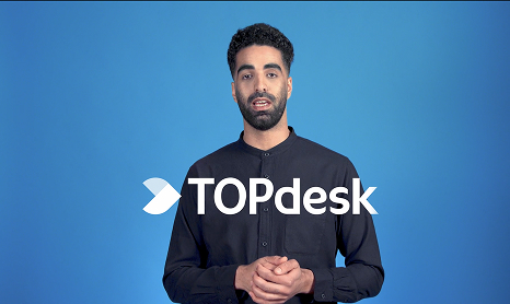 Drie presentatoren op filmset tijdens studio-opname voor TOPdesk