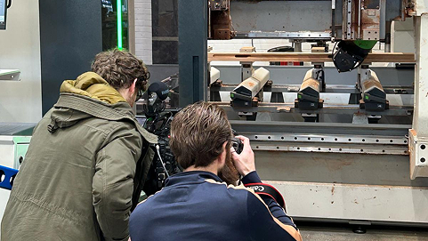 Jeffrey de Bie en Nils Middag filmen en fotograferen tijdens de opnames van de HMB Commercial