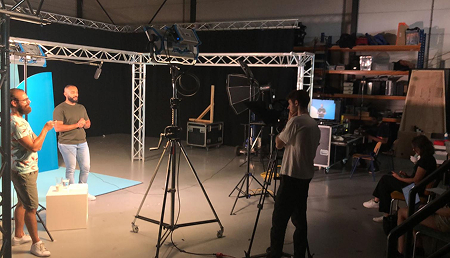 Kleurrijke set in TOPdesk huisstijl – opname uitlegvideo