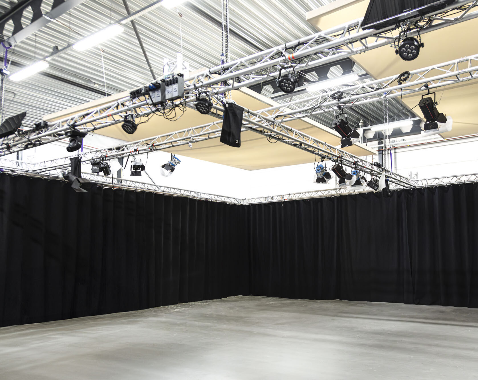 filmstudio huren met ruime blackbox en truss-systeem