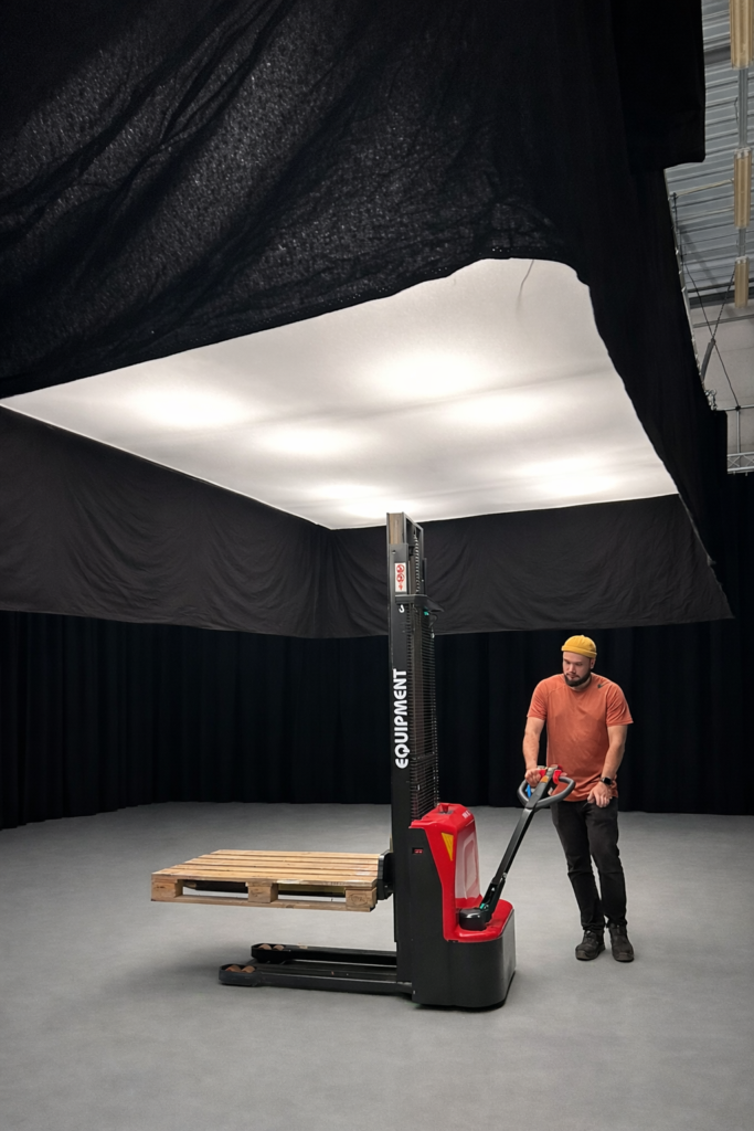 Danny schep met softbox in studio revontuli