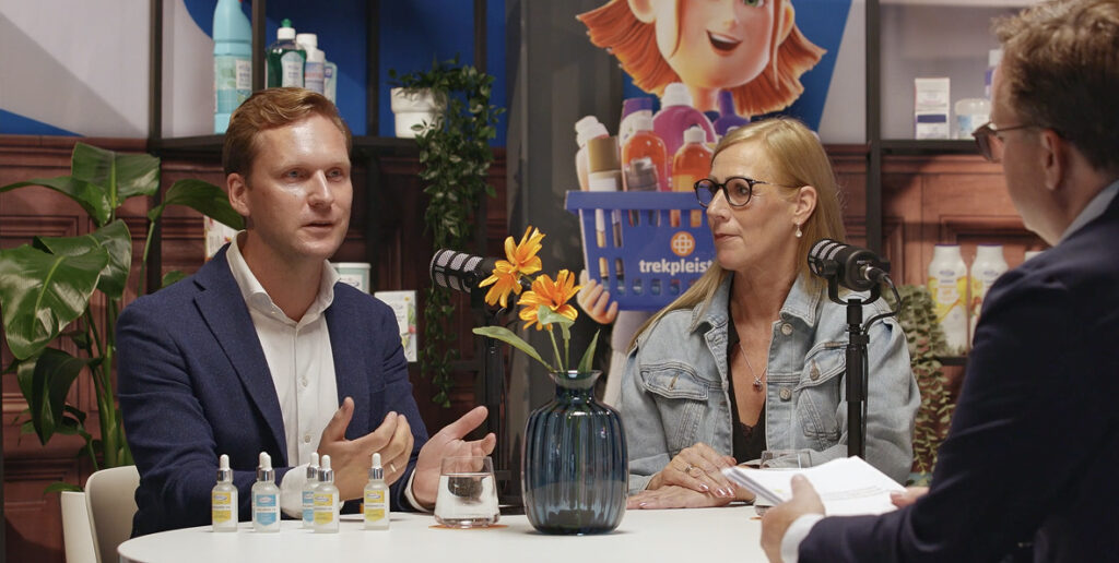 Podcast met set voor Trekpleister in de filmstudio van Revontuli