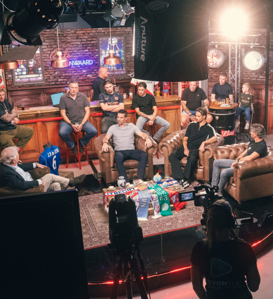 FC Utrecht neemt een talkshow op in de filmstudio van Revontuli in IJsselstein
