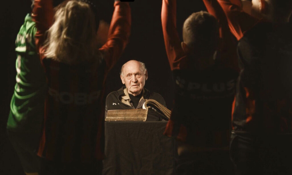 Het oudste lid van VVIJ spreekt de jongste leden aan