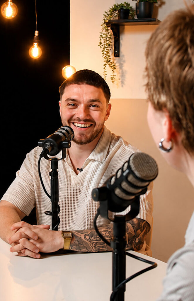 Professionele podcaststudio voor podcast in Utrecht, ingericht met maatwerk decor en studioverlichting