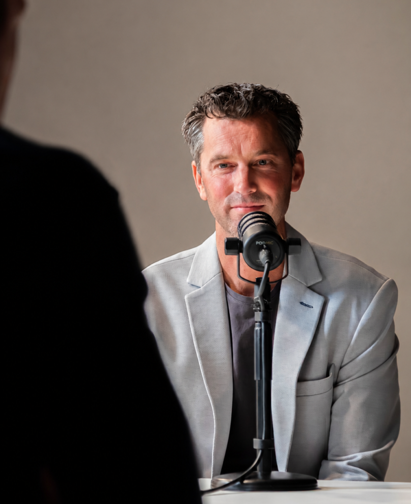 Podcast studio ingericht met maatwerk decor voor een branded opname sessie