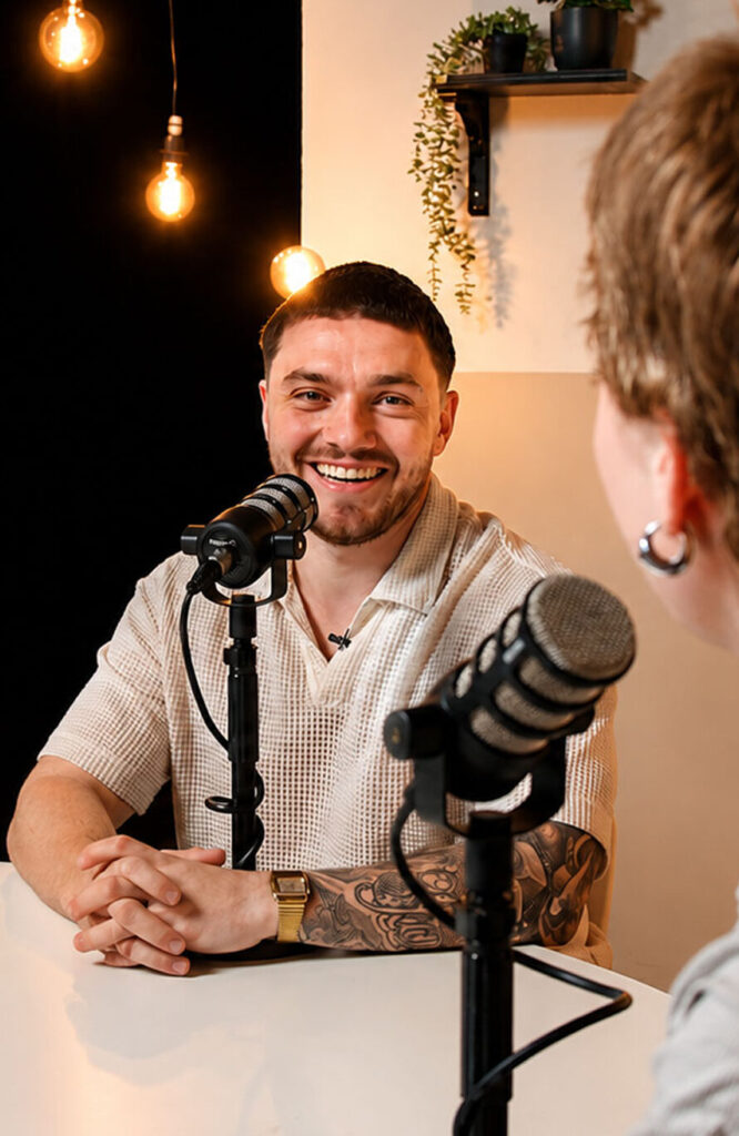 Professionele videopodcast opname met camera's en studioverlichting voor zakelijke content