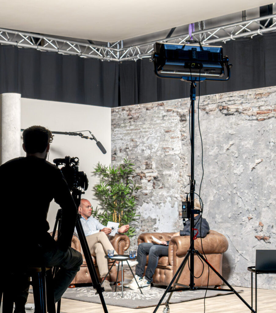 Podcast opnemen in de filmstudio van Revontuli in IJsselstein met unieke filmset op maat