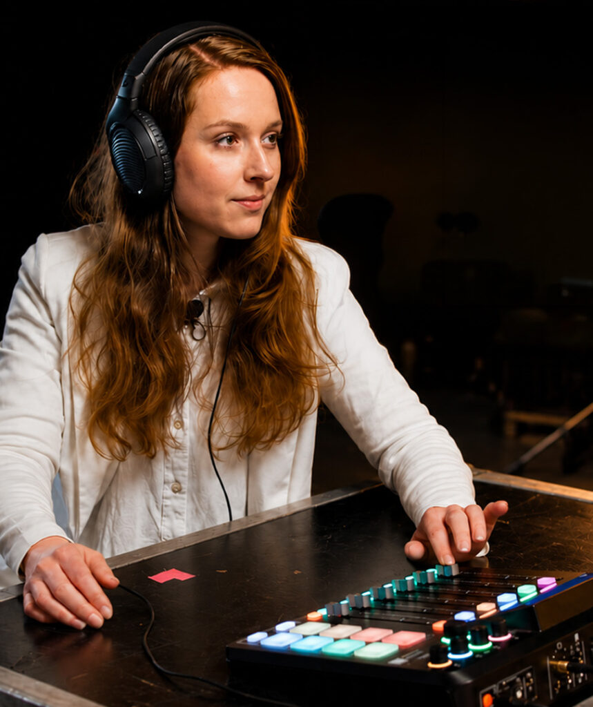 Merel van der Plas werkzaam bij de podcast studio van Revontuli