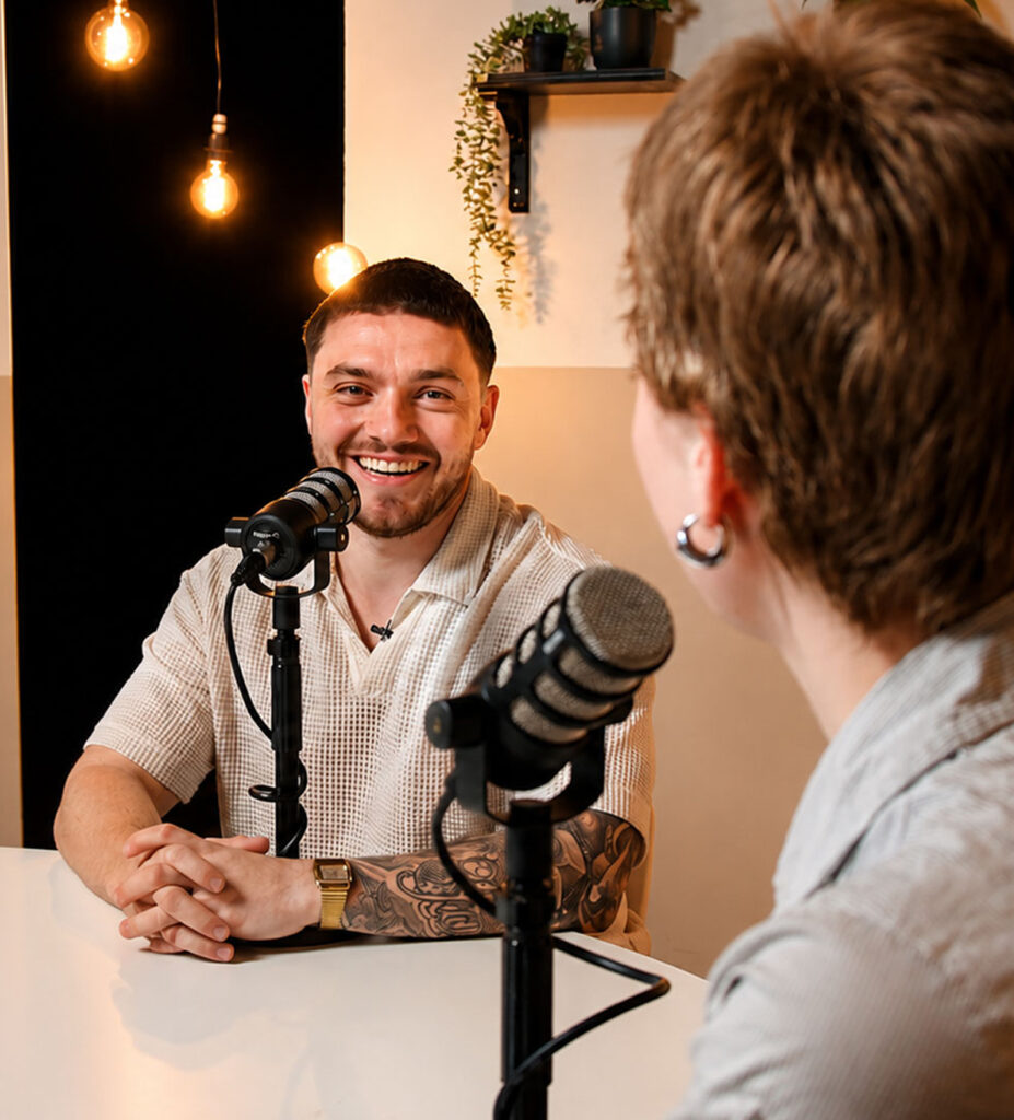 Jan Huyberts Jr presenteert een podcast bij studio Revontuli in IJsselstein