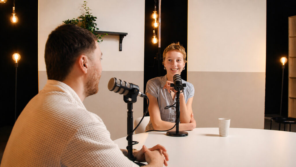 Podcast in Amstelveen opnemen met professionele begeleiding van Revontuli in een branded studio op maat