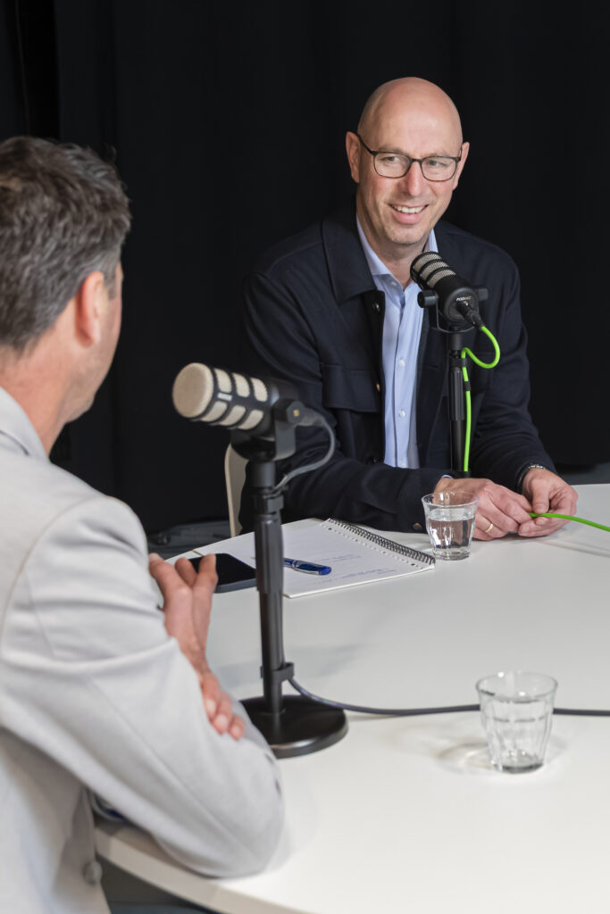 Podcast studio opname met branded set op maat voor bedrijven in Leiden