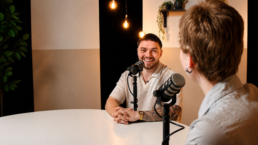 Podcast in Den Haag laten maken door een volledig productieteam met camera en audio