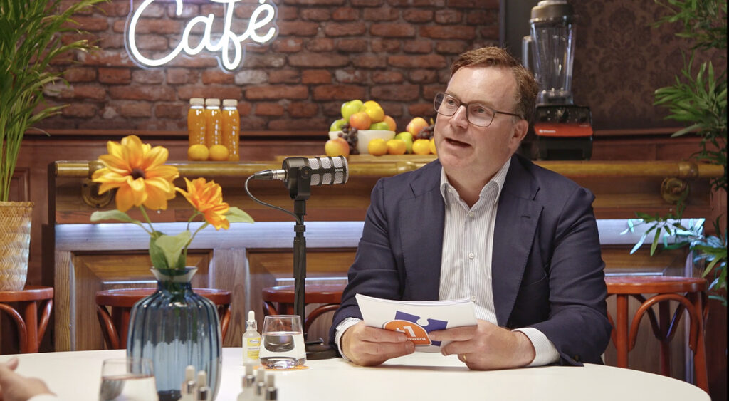 Podcast in Delft laten maken met branded filmset en professionele camera opstelling