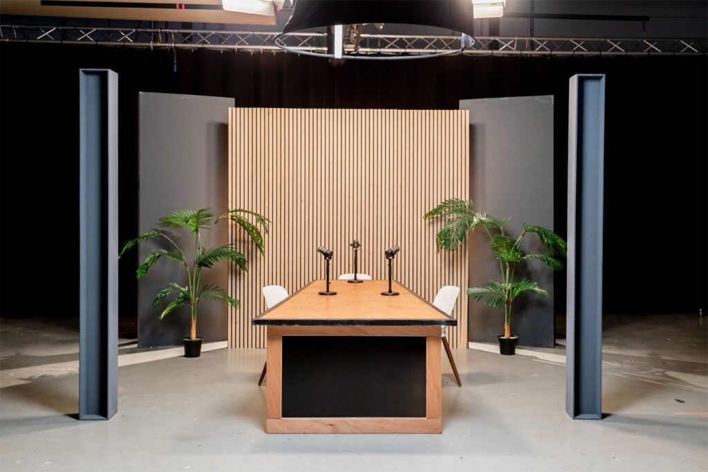 Podcast in Haarlem opnemen op locatie met professionele belichting en audioapparatuur